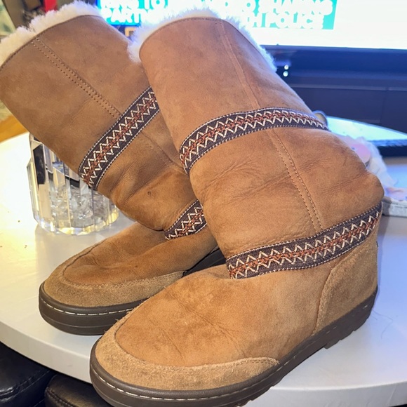 Uggs - Picture 2 of 4